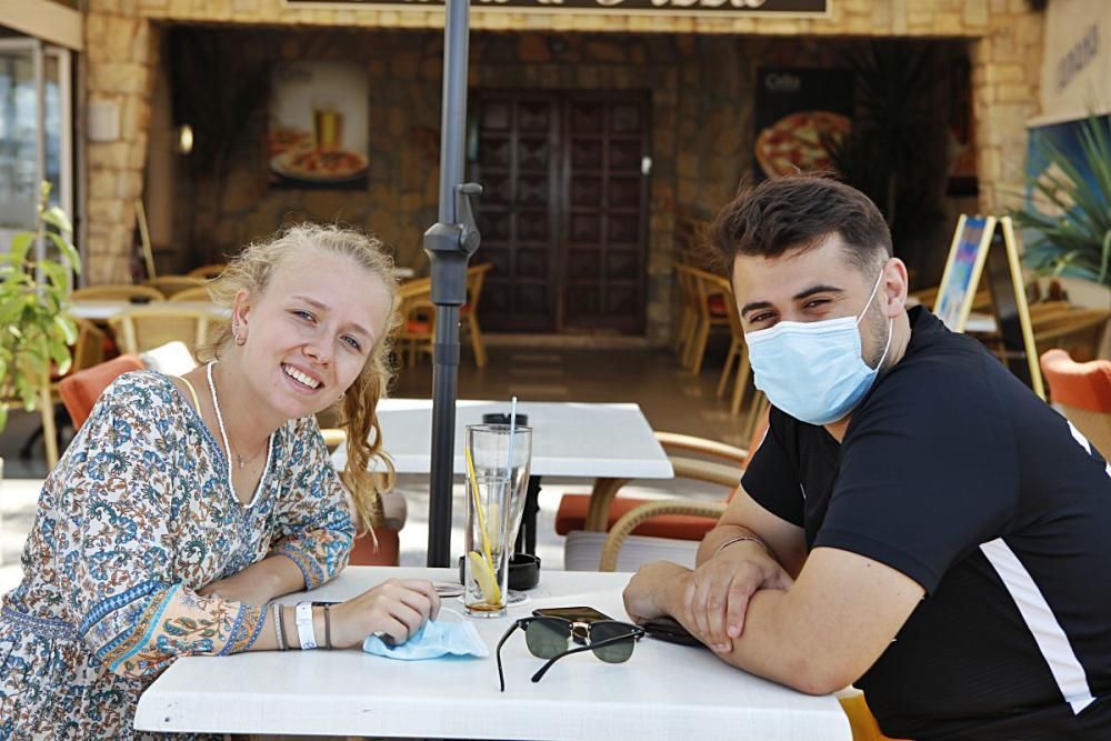 Seit Montag (13.7.) gilt auf den Balearen eine verschärfte Maskenpflicht. Pool, Strand und Strandpromenade sind ausgenommen. Auch Raucher können aufatmen