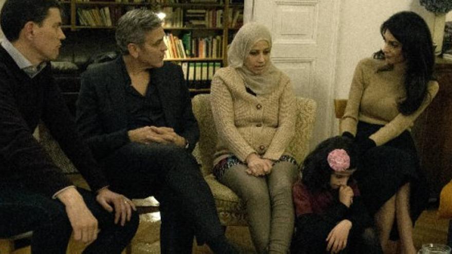 George Clooney y Amal Alamuddin se reúnen con refugiados sirios en Berlín