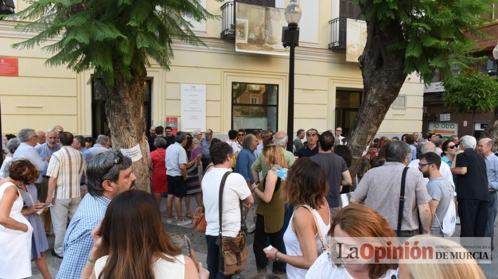 Protesta a las puertas del Ramón Gaya