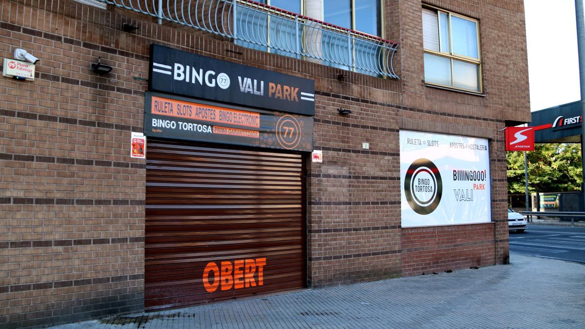 Entrada principal del bingo de la plaza Corona d'Aragó de Tortosa, donde se ha producido el atraco mortal