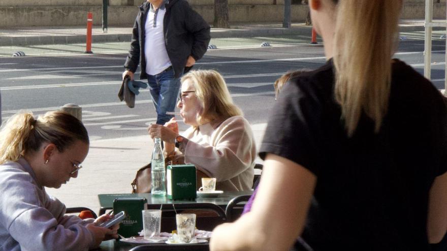 Una mujer fuma sentada en una terraza de un bar de la ciudad de Murcia, este martes.