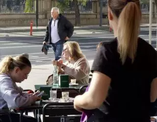 Los hosteleros murcianos ven como "otra piedra en el camino" prohibir fumar en las terrazas