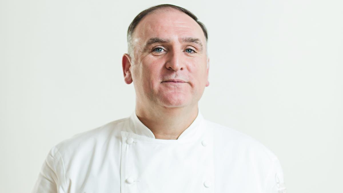 El chef José Andrés recomienda cocer pasta en el microondas para