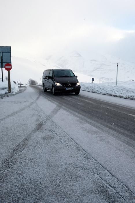 Multitud de esquiadores en Pajares en el domingo tras el temporal de nieve.