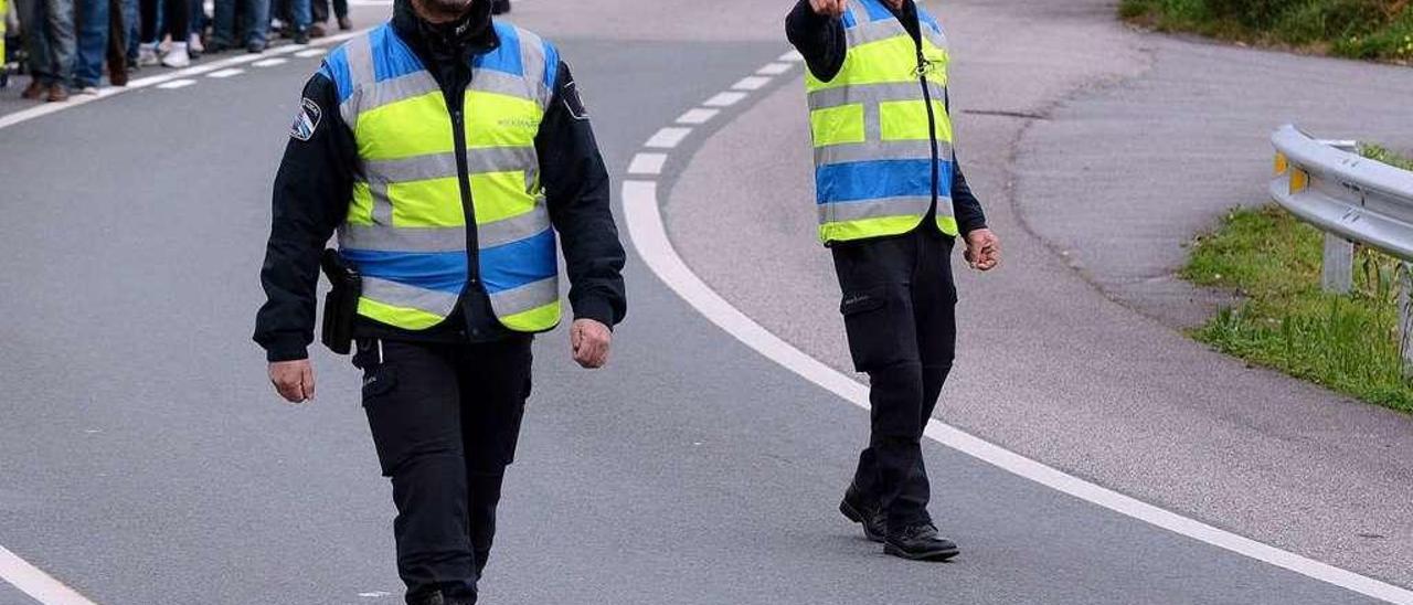 Agentes de la Policía Local, en la PO-308. // Rafa Vázquez