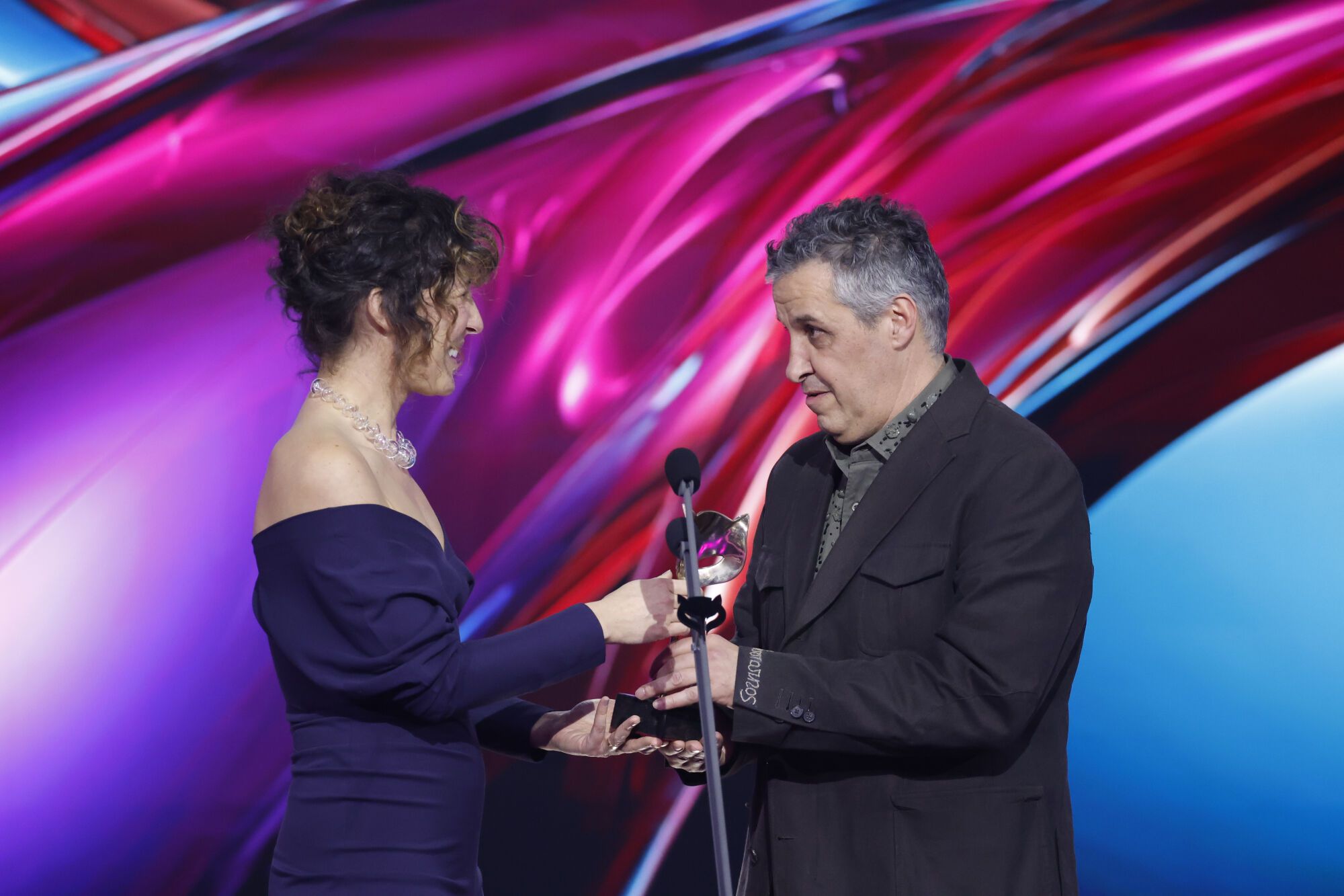 PONTEVEDRA, 24/01/2026.- Los creadores del cartel del documental ´Tardes de soledad´, Ana Dominguez y Rafa Casteñar, tras recibir el premio a ´Mejor Cartel´ durante la gala de entrega de los Premios Feroz 2026, organizada por la Asociación de Informadores Cinematográficos de España (AICE), que se celebran hoy sábado en el Pazo da Cultura de Pontevedra. EFE/Lavandeira Jr.