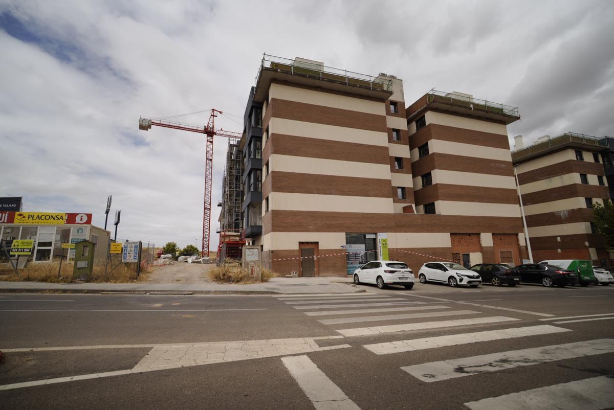 Los albañiles ultiman ya los trabajos de la primera fase de Puerta de Trajano, cuyas primeras viviendas podrían entregarse entre diciembre y enero.