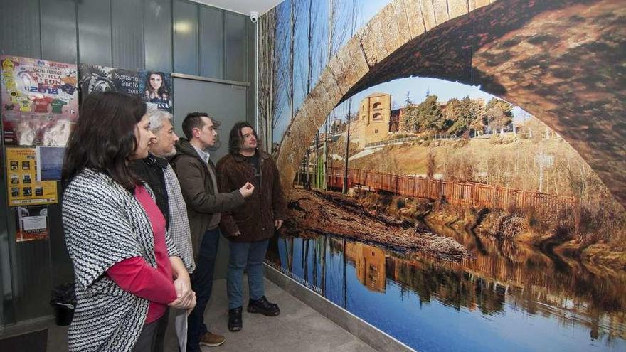 De izquierda a derecha Nuria Herrero, edil de Turismo, Manuel Burón, el alcalde Luciano Huerga y el autor de la maqueta, José Luis Blanco .