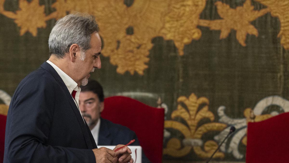 Manuel Jiménez pasa por delante del alcalde de Alicante, Luis Barcala, en el último pleno de abril, en el que dimitió.