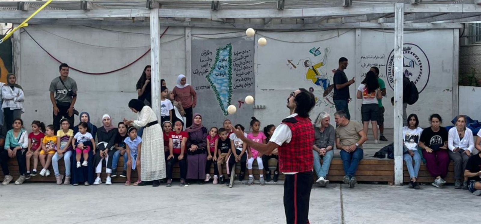 Dani Blanco, ayer, al retomar las actuaciones en el barrio palestino de Silwan, en Jerusalén. |   
