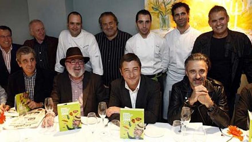 En el Óleo. Los cocineros, anoche con Antonio Vergara y el equipo del restaurante Óleo.