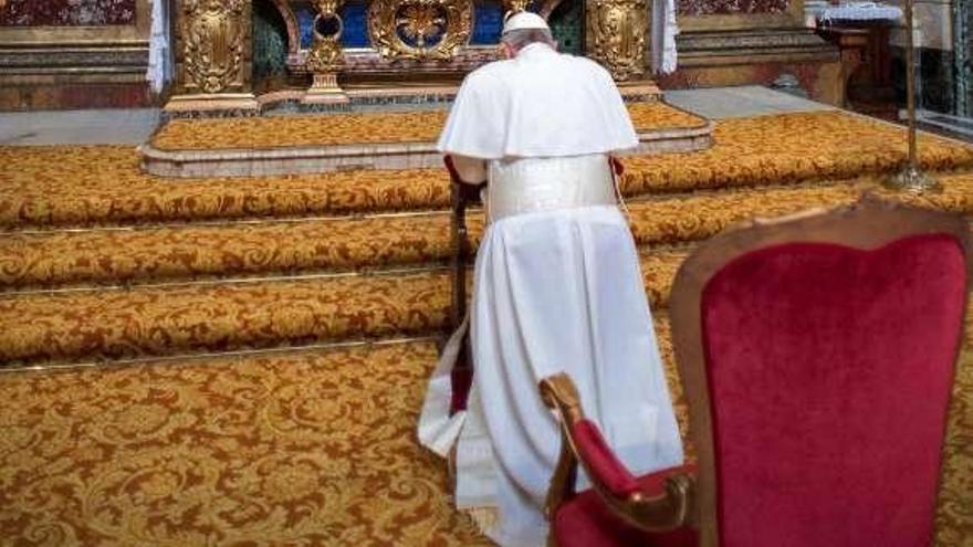 Francisco reza en Santa María la Mayor de Roma. // Efe