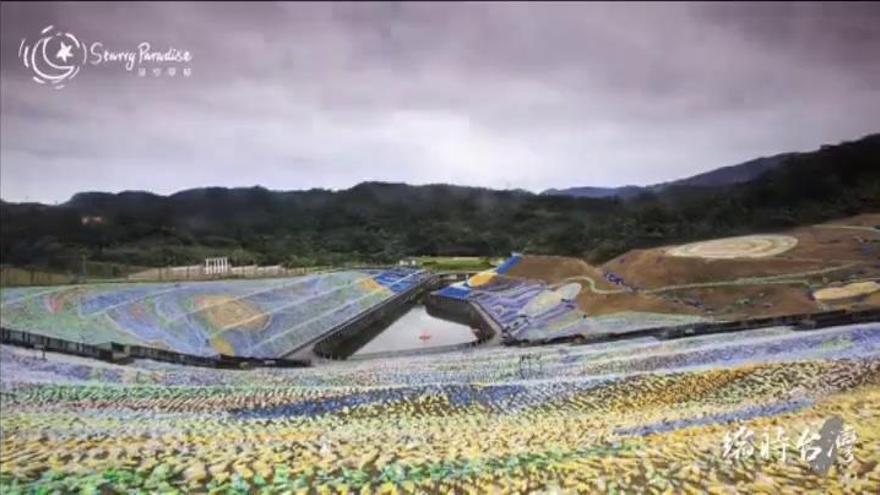 La 'Noche Estrellada' de Van Gogh es recreada con botellas de plástico