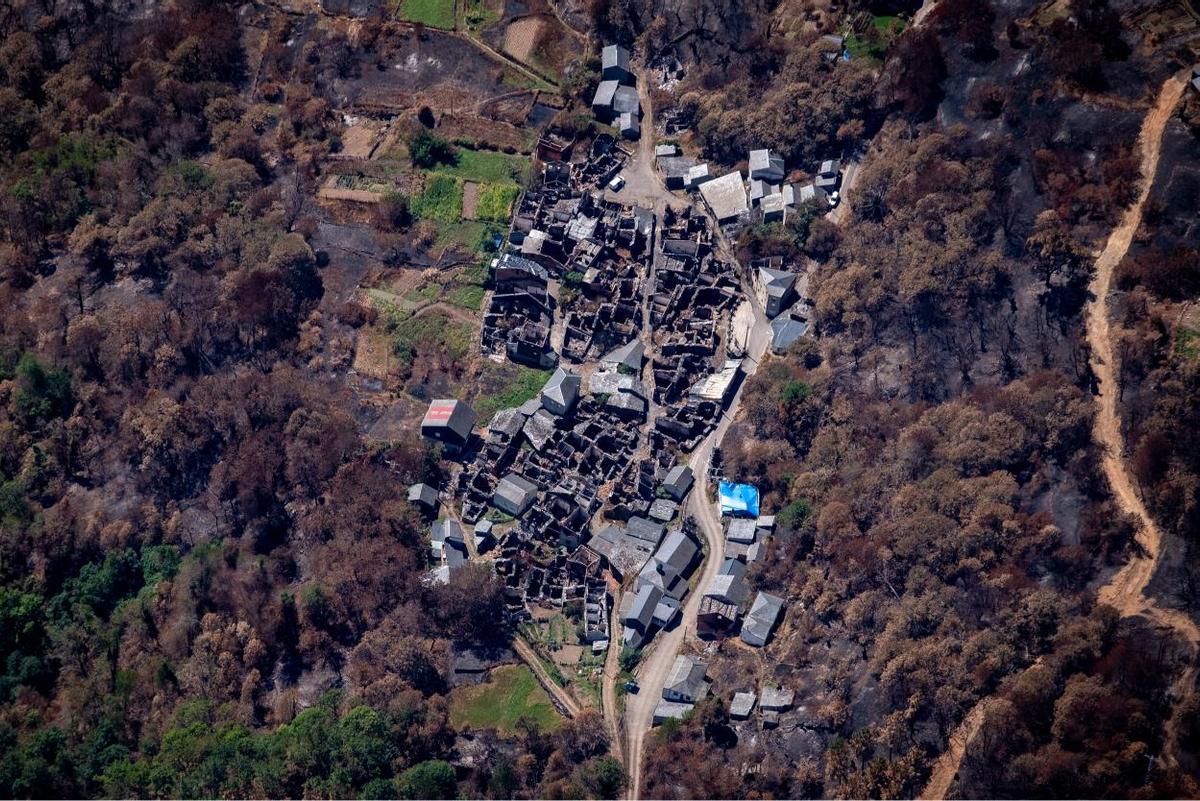 Muchas casas ardieron en San Vicente de Leira, en Vilamartín de Valdeorras, por la expansión del fuego de Larouco