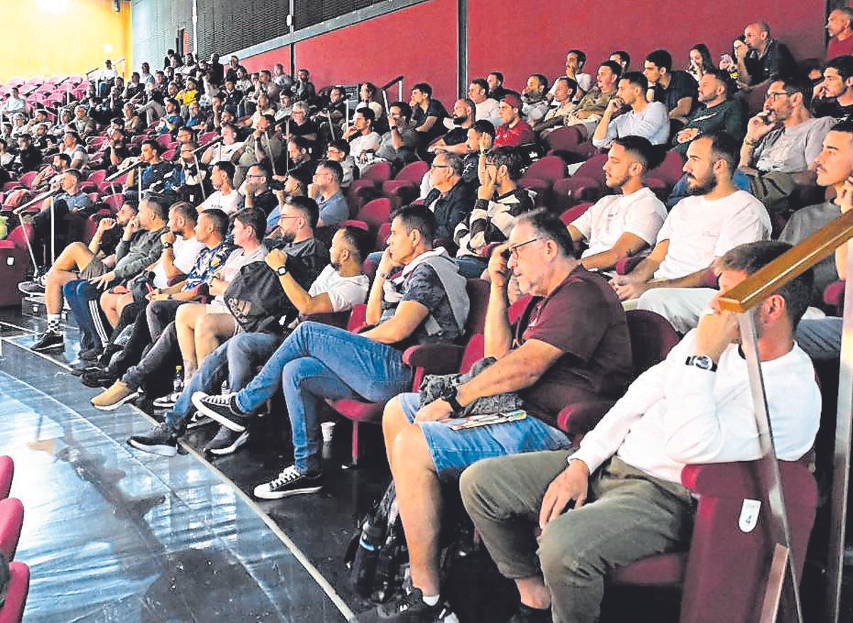 Público asistente a la conferencia en el Paraninfo de la ULPGC