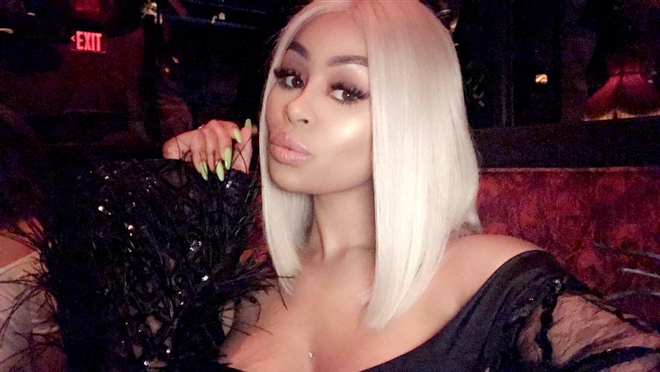 Blac Chyna con peluca rubia y uñas verdes