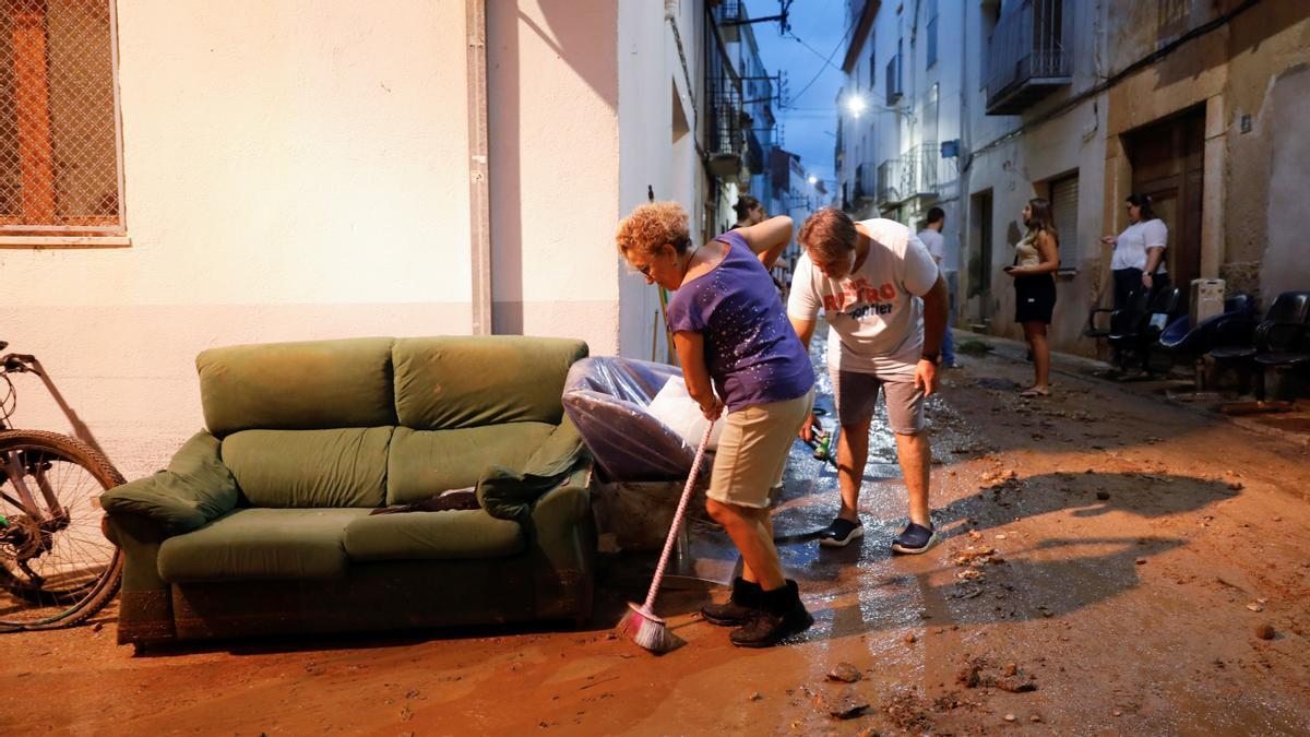 Afectaciones en comercios y espacios públicos tras las lluvias de ayer en Alcanar