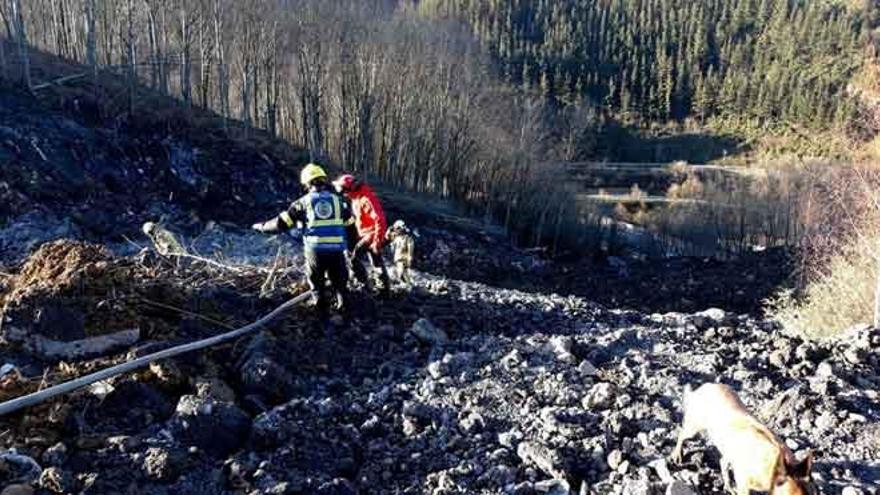 Suspendida la búsqueda de dos sepultados en Zaldibar por la aparición de amianto