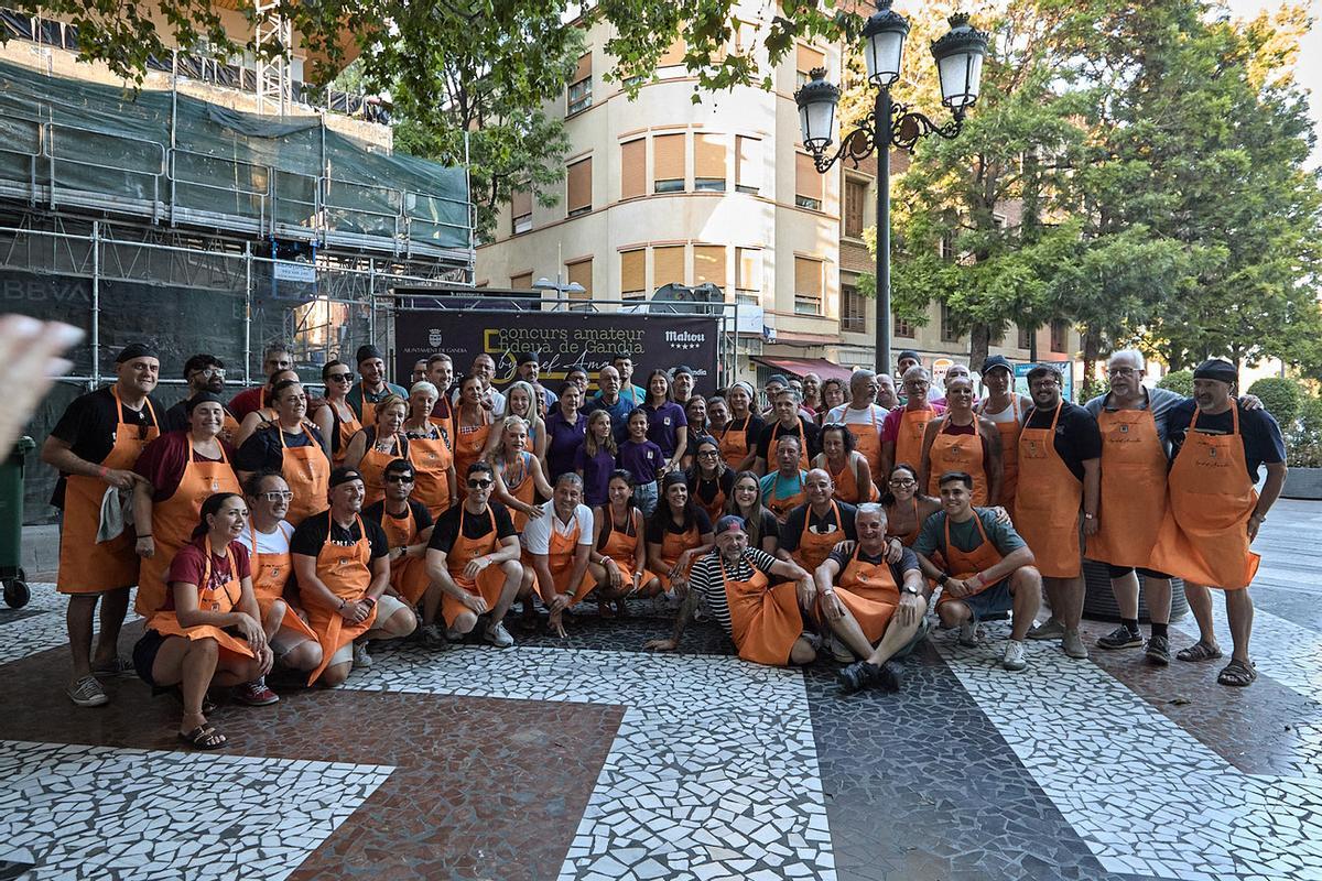 Los participantes, justo antes de empezar a cocinar la fideuà de Gandia