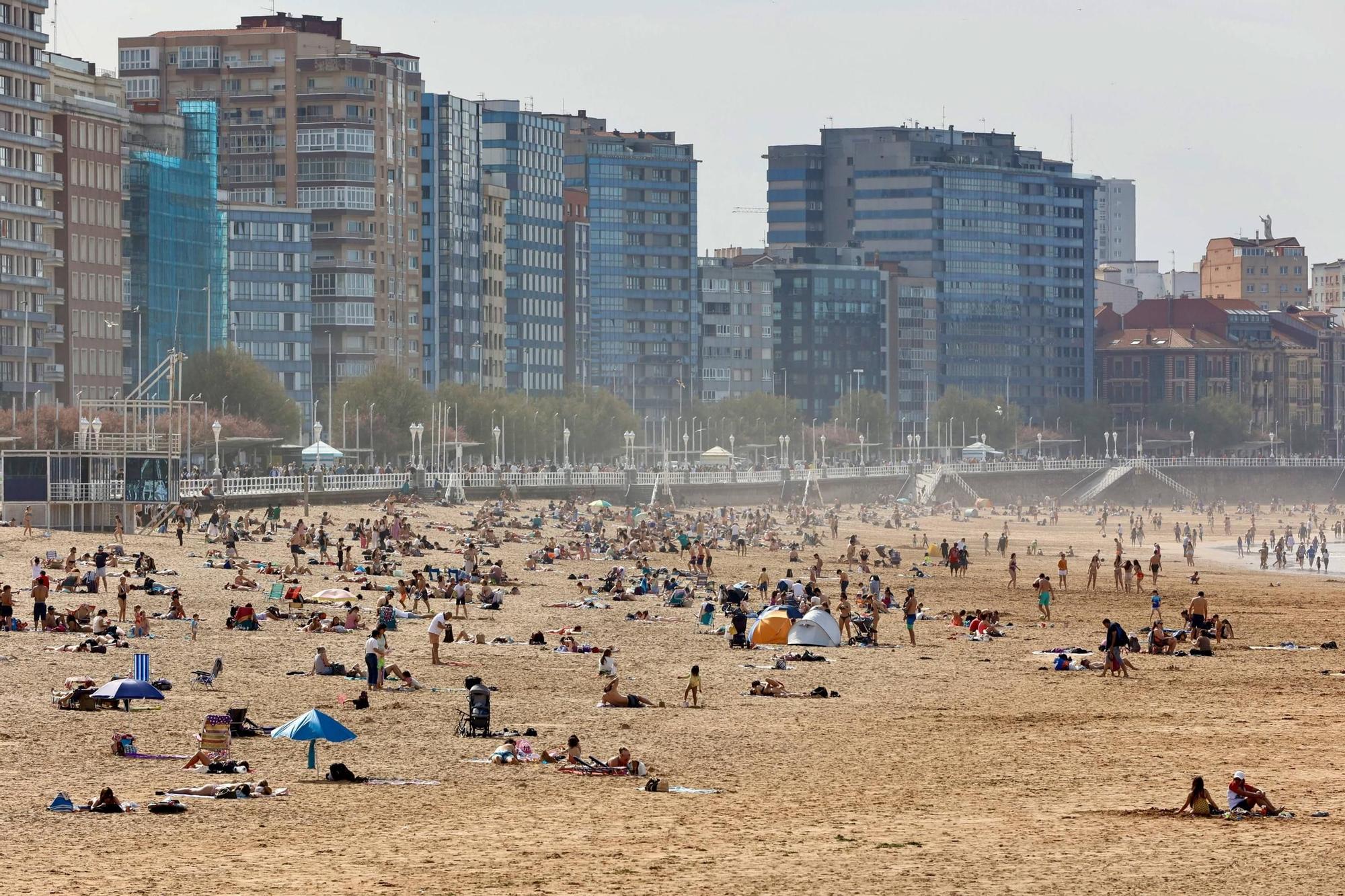 Ambiente playero en Gijón tras otra jornada de sol y calor (en imágenes)