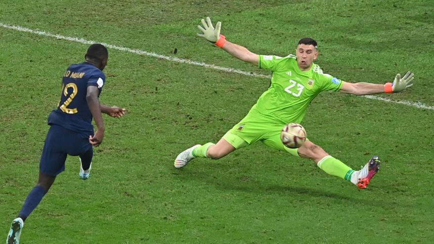 El portero de Argentina Emiliano Martinez detiene el disparo de Randal Kolo Muani (i), de Francia, en los últimos minutos de la Final del Mundial Qatar 2022 entre Argentina y Francia en el Lusail stadium, Catar.- EFE/Georgi Licovski