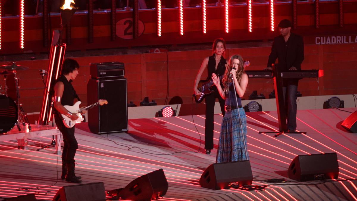 Wetten, dass...?!: Jeff Beck bei seinem Auftritt mit Joss Stone in der Stierkampfarena in Palma.