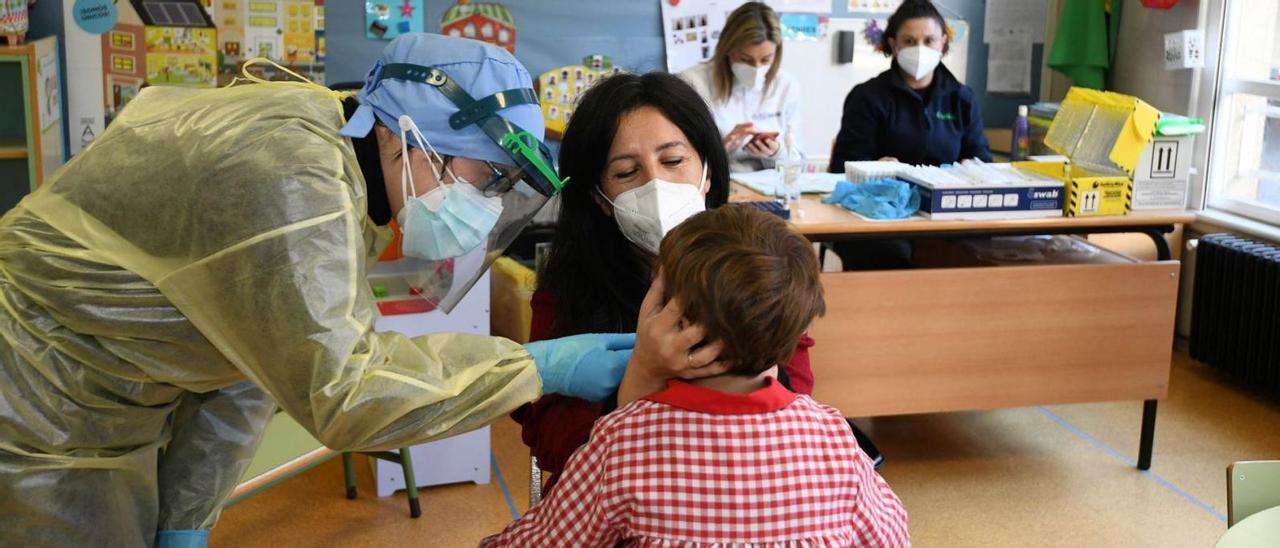 Cribado ayer entre los escolares del CEIP Álvarez Limeses de Pontevedra. // GUSTAVO SANTOS