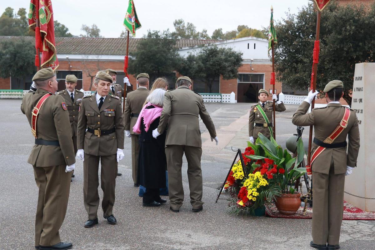 Homenaje especial al cabo Raúl García, con la presencia de sus familiares durante el acto conmemorativo.