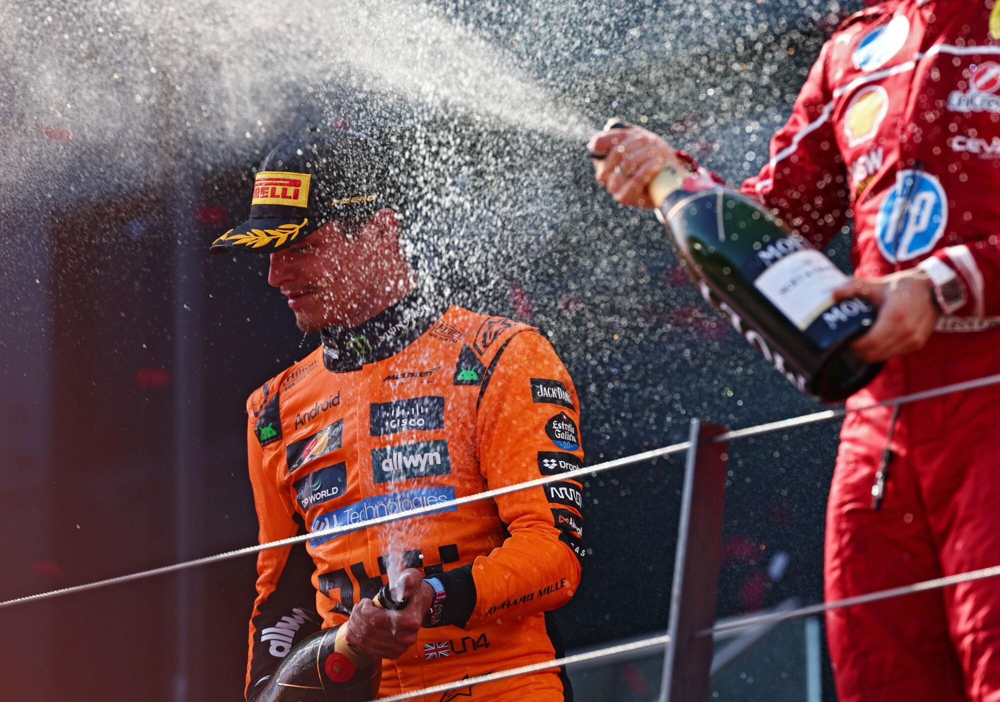 SPIELBERG (Austria), 29/06/2025.- First-placed McLaren driver Lando Norris of Britain sprays champagne on the podium after the Formula 1 Austrian Grand Prix at the Red Bull Ring racetrack in Spielberg, Austria, 29 June 2025. (Fórmula Uno, Reino Unido) EFE/EPA/ANNA SZILAGYI