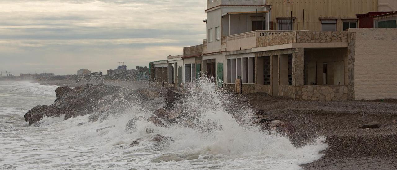 Las olas llegan casi hasta las construcciones en Casas de Queralt en Sagunt. | DANIEL TORTAJADA