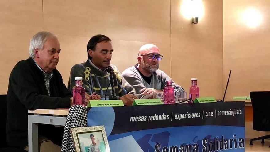 Por la izquierda, Juanjo Ruiz Husillos, Miguel Ángel Gullón y Alfonso Pombo, durante la mesa redonda en el salón de actos de la Casa de Cultura de Mieres.