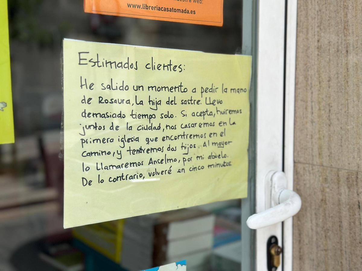 Cartel con el microrrelato de María josé Barrios, en la librería Casa Tomada.