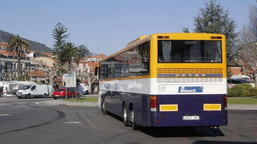 Un autocar sale de la estación de autobuses de Cangas en dirección a Moaña y Vigo. // Santos Álvarez