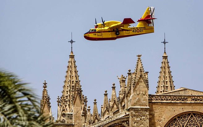 Löschflugzeuge üben Landungen in Bucht von Palma