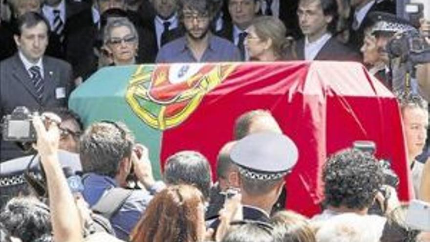 Lisboa rinde el último homenaje a Saramago