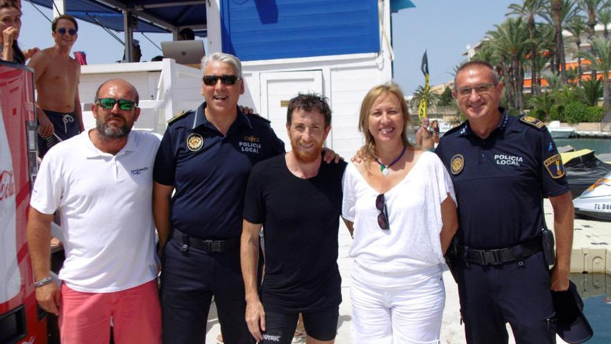 Pablo Motos, junto a la concejala y miembros de la Policía Local de Xàbia