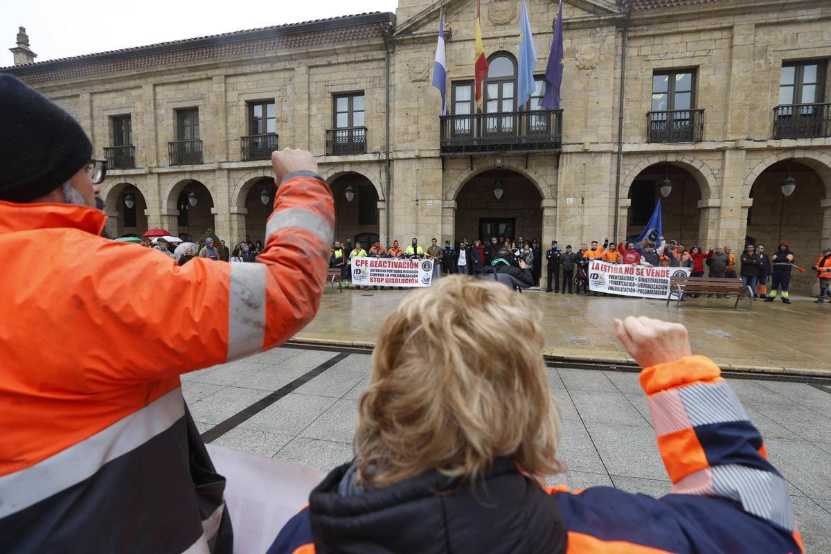 EN IMÁGENES: La alcaldesa de Avilés sufre un escrache en un minuto de silencio por el 11M