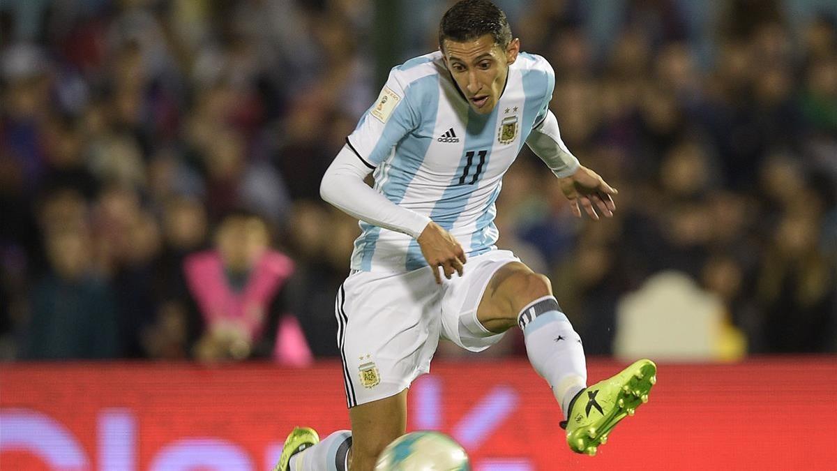 Di Maria juega con la selección argentina en el duelo ante Uruguay en Montevideo.