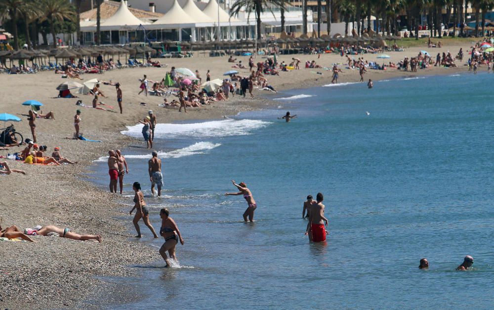 Comienzan las labores de limpieza de las playas de Málaga capital antes del inicio de la temporada de verano