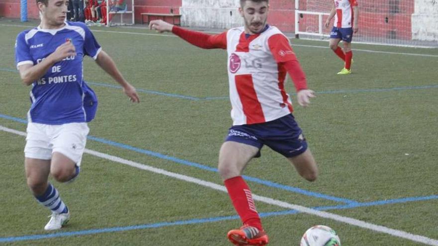 Champi golpea el balón en el partido ante el As Pontes. // Santos Álvarez