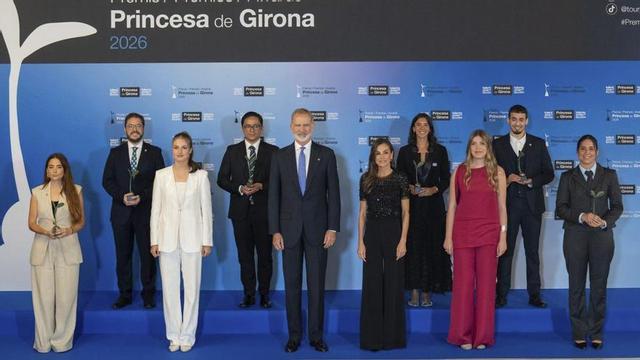 Tots sis premiats posen al costat dels reis, la princesa Elionor i la infanta Sofia. | ZOWY VOETEN / EPC