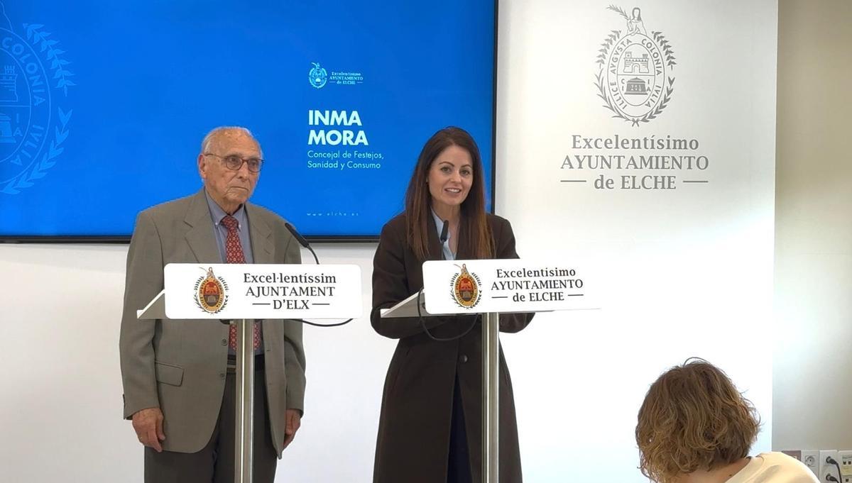 La edil Inma Mora con el presidente de la Asociación de Jubilados Pepe Payá durante la presentación de les Velles de Sèrra