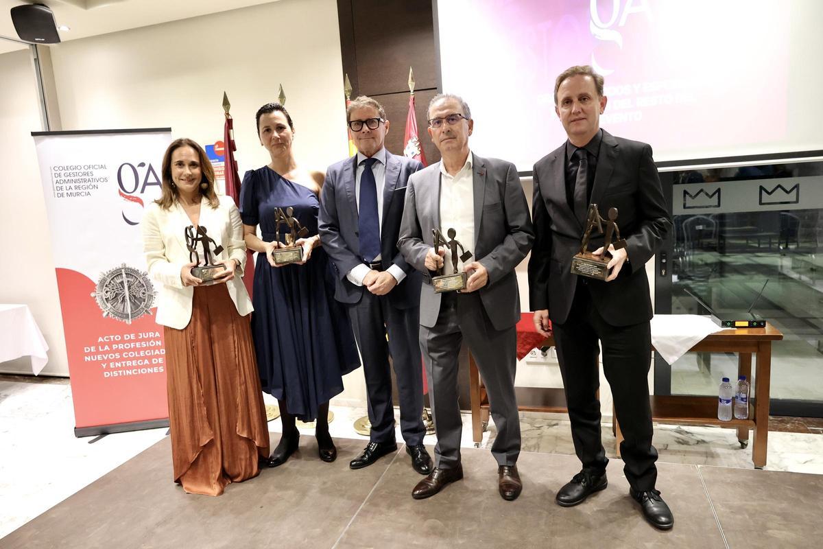 Aquellos que recibieron el reconocimiento por los 25 años junto al presidente.