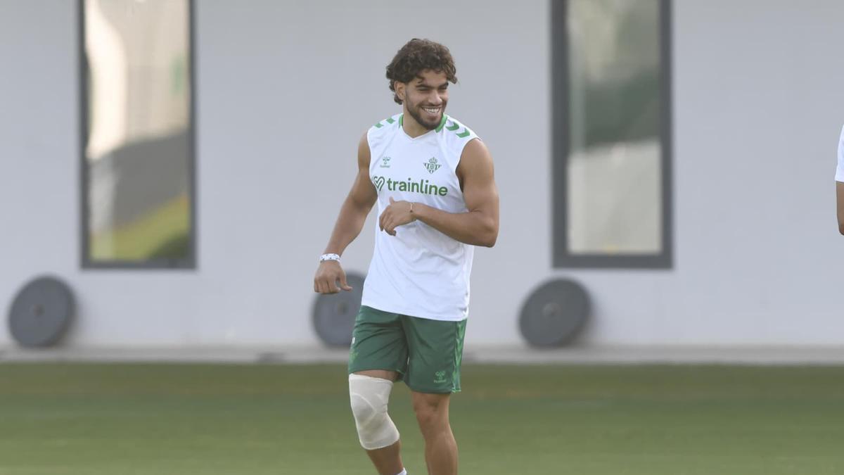 Vídeo | Ez Abde entrena con el Betis en la semana previa al debut de Liga y Morante y Diego Conde hacen trabajo individual