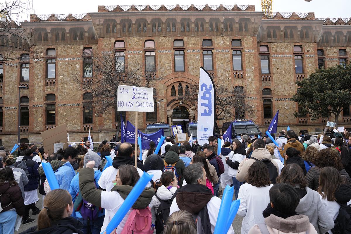 Técnicos sanitarios se manifiestan en Barcelona por mejoras salariales