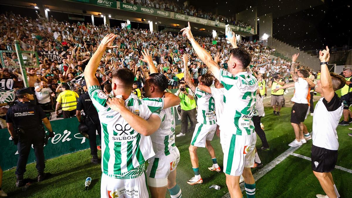 Los futbolistas y el cuerpo técnico del Córdoba CF celebran el ascenso en El Arcángel.