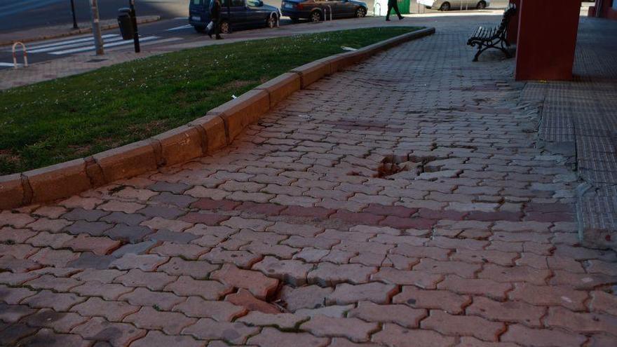 Adoquines destrozados en la avenida de Cardenal Cisneros, en el barrio de Pantoja.