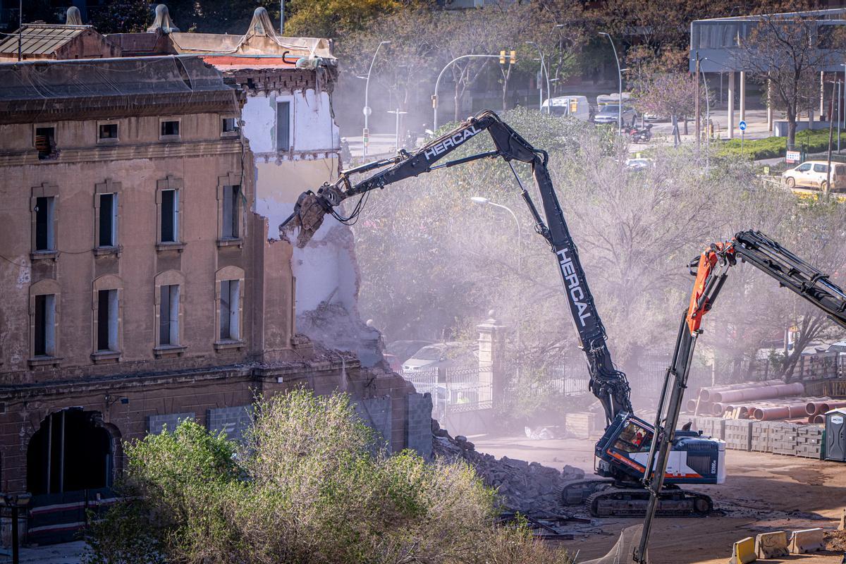 Empieza el derribo de la centenaria estación de mercancías de La Sagrera