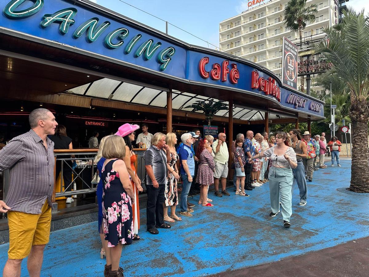 Los extras reciben indicaciones para el rodaje de una secuencia.
