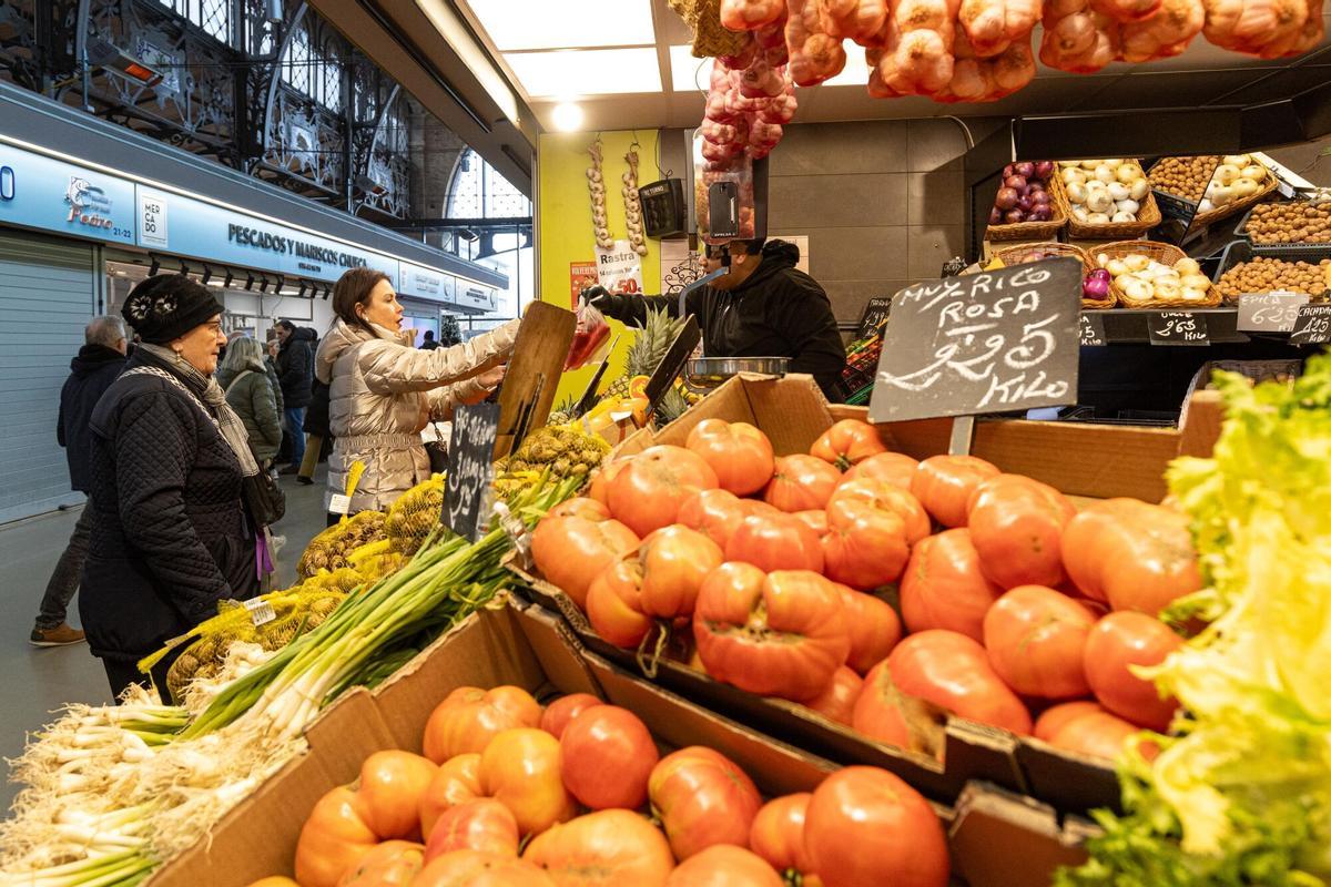En imágenes | Llenazo en el Mercado Central para las últimas compras antes de Navidad